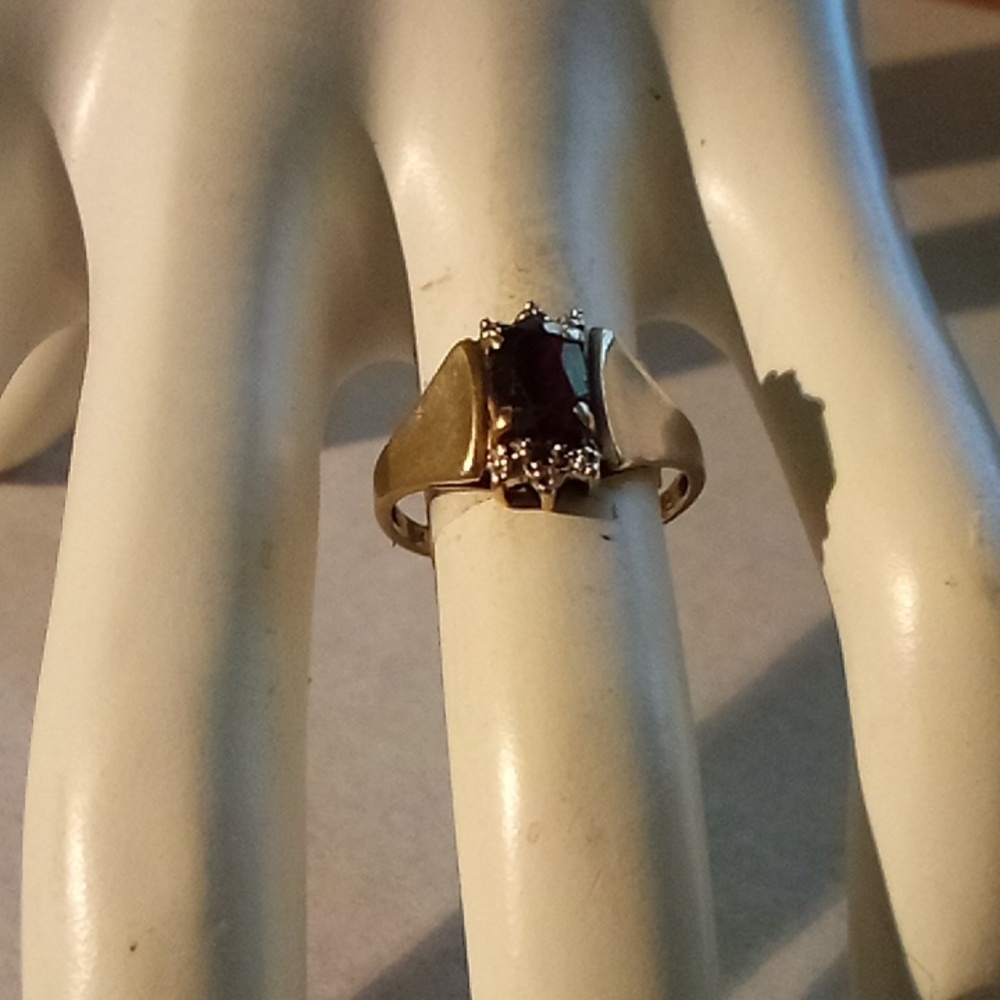 10k yellow gold ring with Garnet and tiny diamonds size 5